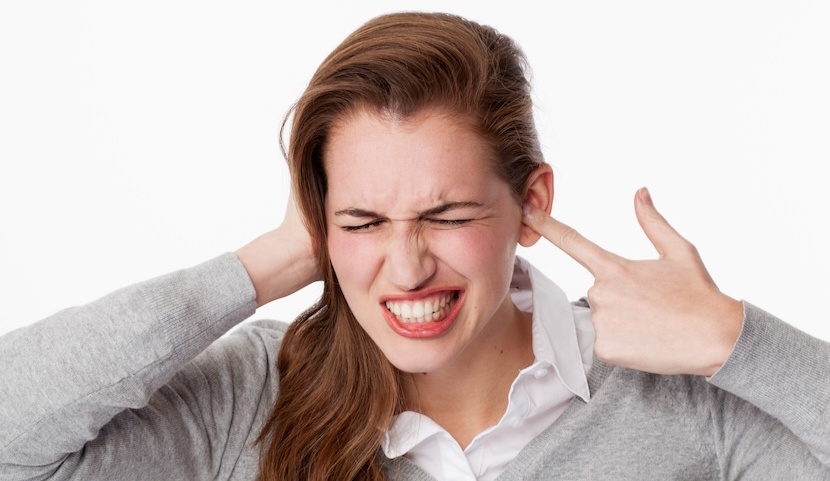 Cómo el estrés y el “bruxismo digital” están dañando tu sonrisa sin que te des cuenta